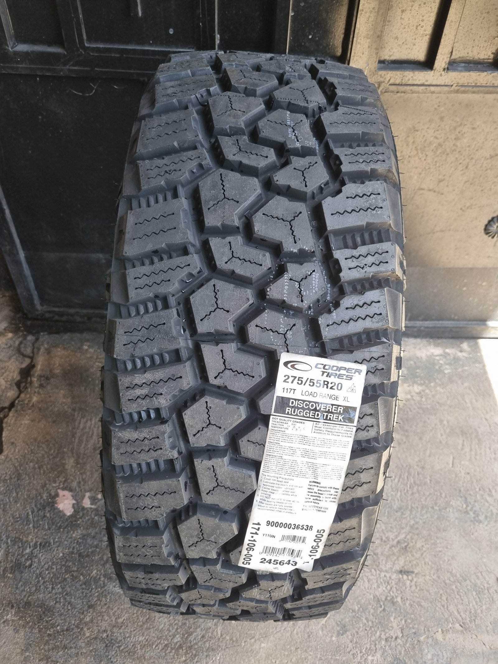 Vista 4 de COOPER DISCOVERER RUGGED TREK 275/55R20 USA